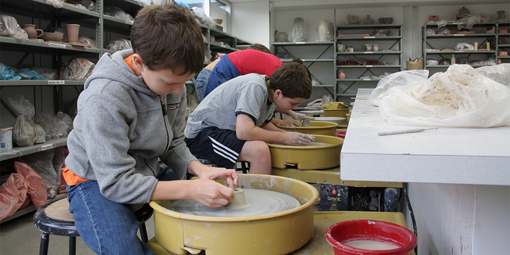 kids making pottery
