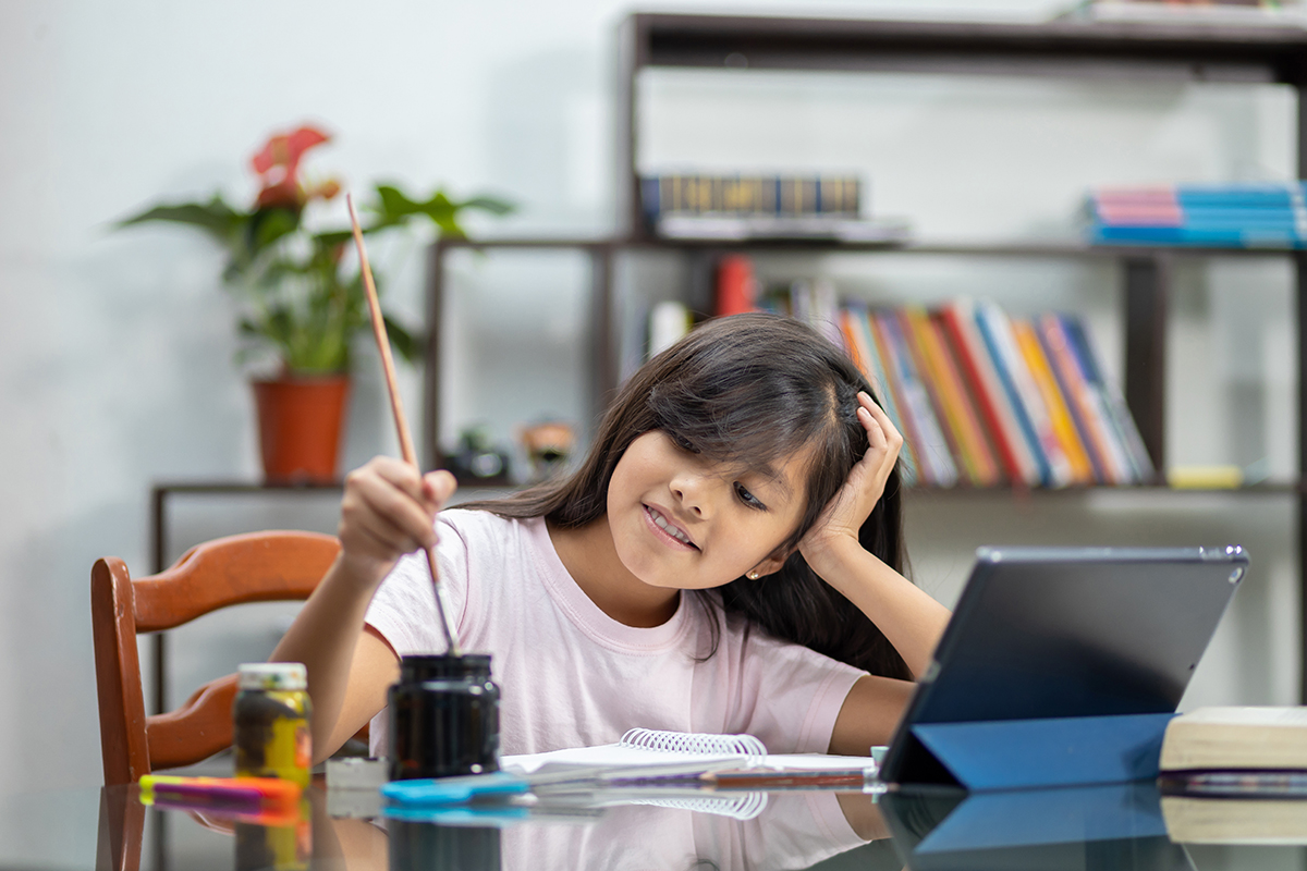 Artist taking an online art class