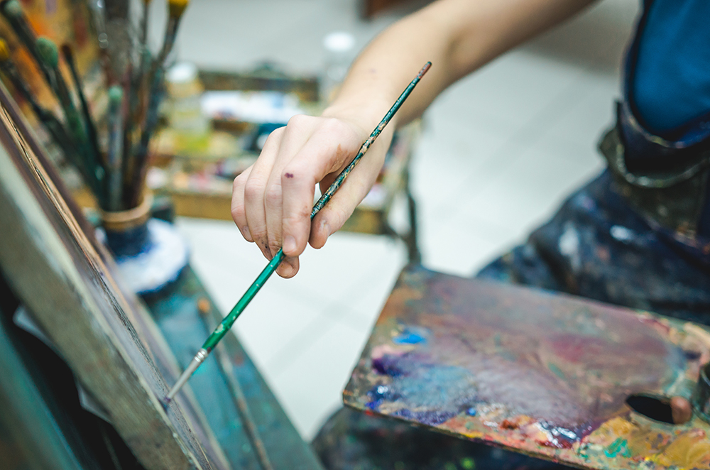Artist taking an online art class