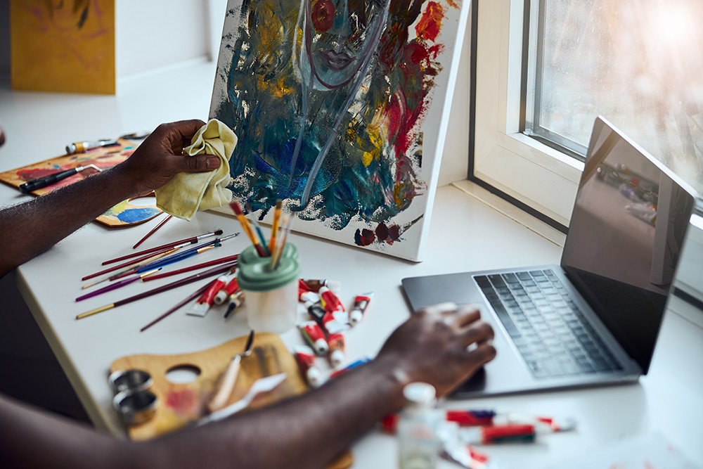 Artist taking an online art class