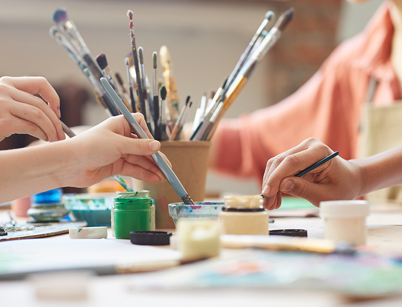 Artist taking an online art class