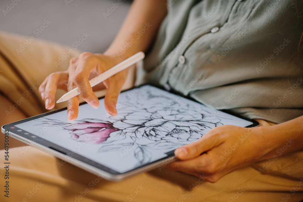 Artist taking an online art class