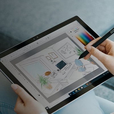 Artist taking an online art class