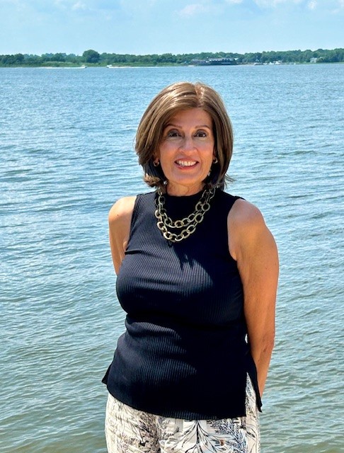 Jennifer Markovitz posing in front of the ocean.